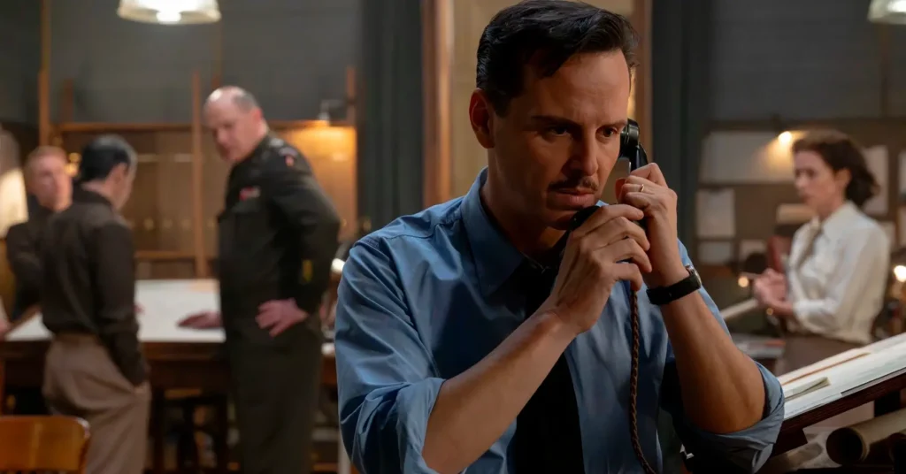 Andrew Scott como James Stagg em Pressão, ao telefone durante os preparativos meteorológicos para o Dia D