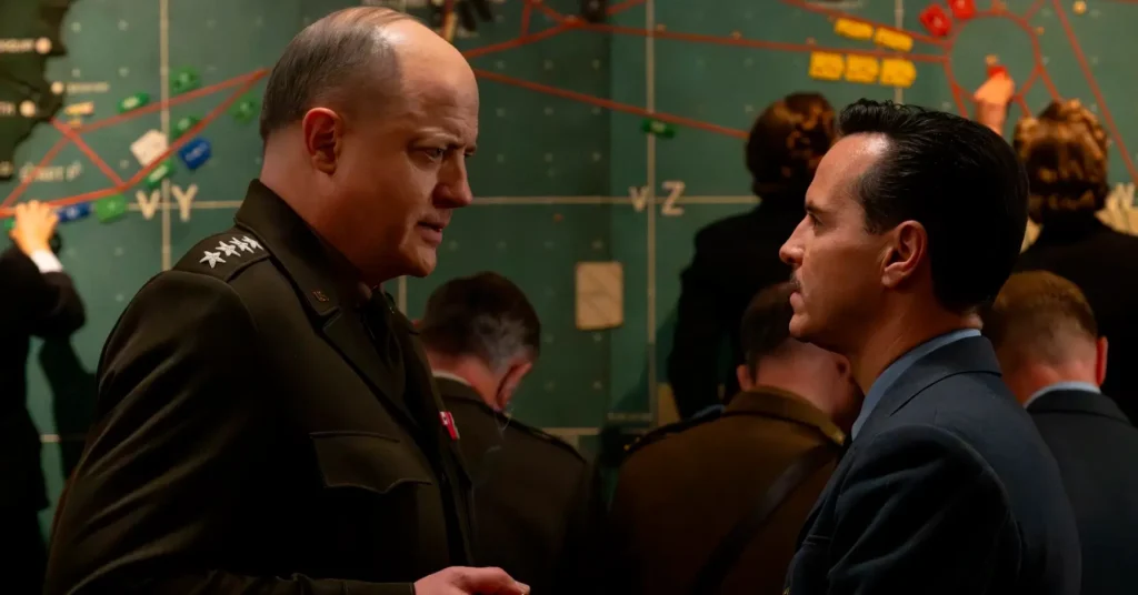 James Stagg conversa com Dwight Eisenhower em cena de Pressão (2026) sobre a invasão da Normandia