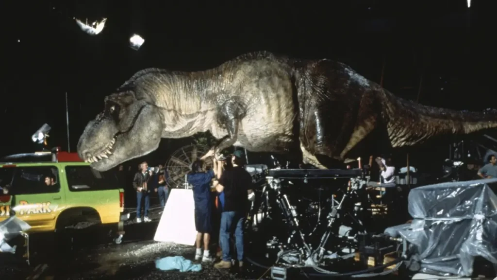 Animatrônico de um Tiranossauro Rex nos bastidores de Jurassic Park durante a produção do filme