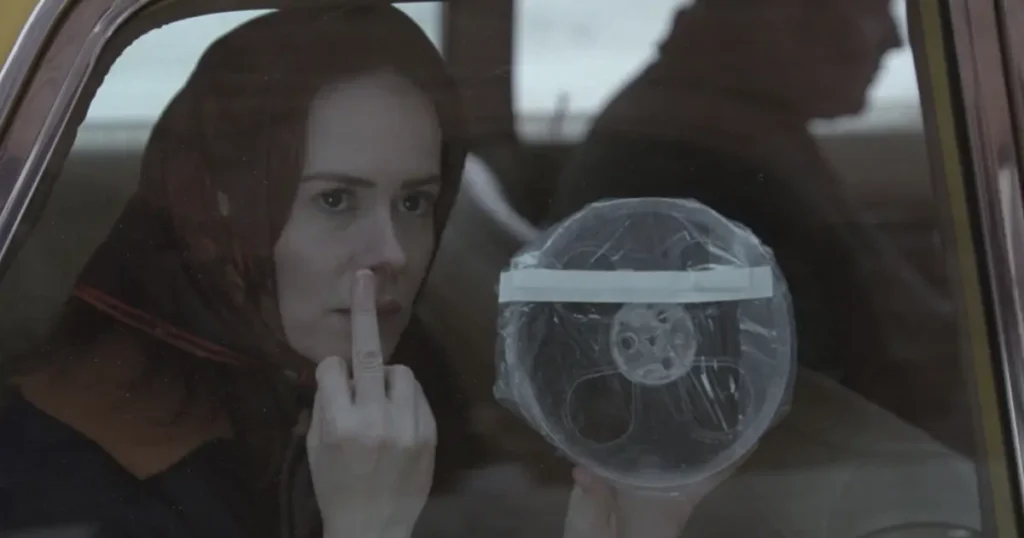 Lana Winters interpretada por Sarah Paulson em cena da temporada Asylum de American Horror Story