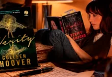 Livro Verity de Colleen Hoover ao lado de cena da adaptação cinematográfica com Dakota Johnson