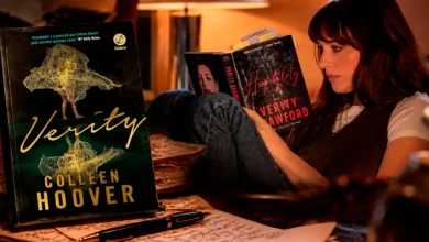 Livro Verity de Colleen Hoover ao lado de cena da adaptação cinematográfica com Dakota Johnson