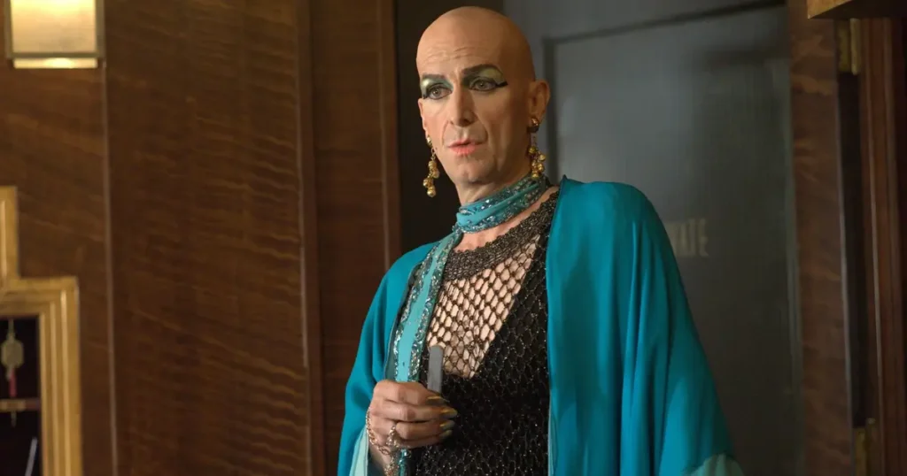 Liz Taylor interpretada por Denis O'Hare em American Horror Story Hotel