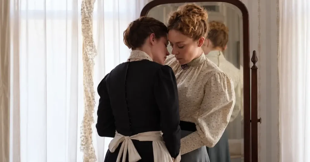 Chloë Sevigny como Lizzie Borden ao lado de Kristen Stewart como Bridget Sullivan em Lizzie