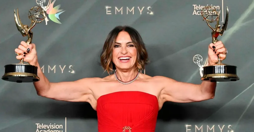 Mariska Hargitay segura duas estatuetas do Emmy Awards 2026