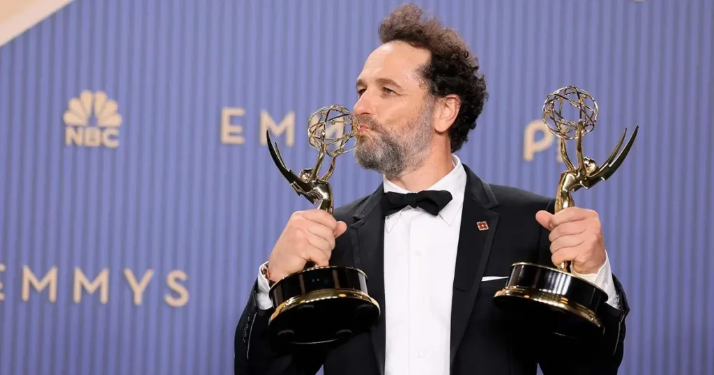 Matthew Rhys segura duas estatuetas do Emmy Awards 2026 após vencer por O Segredo de Widow's Bay e O Monstro em Mim