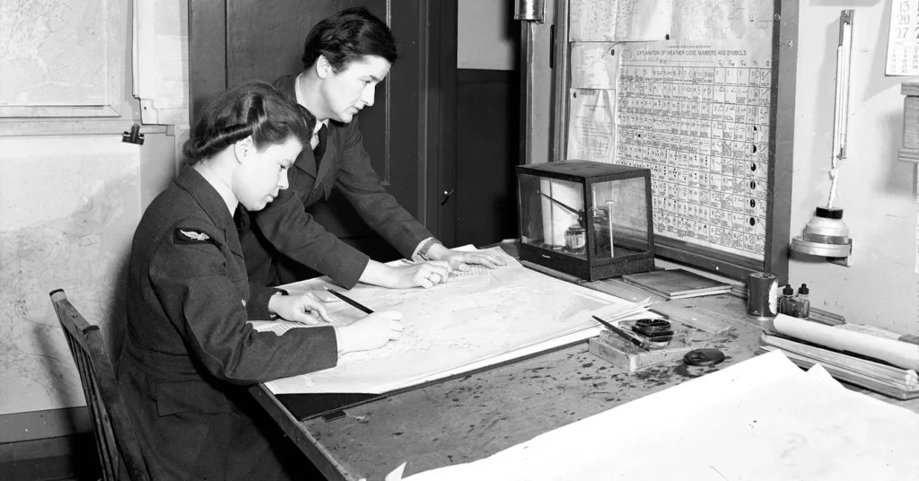 Meteorologistas analisam mapas e dados atmosféricos em um escritório durante a Segunda Guerra Mundial