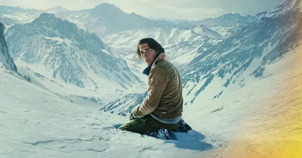 Atores de A Sociedade da Neve em meio à Cordilheira dos Andes, em cena do filme sobre sobrevivência após a queda de um avião
