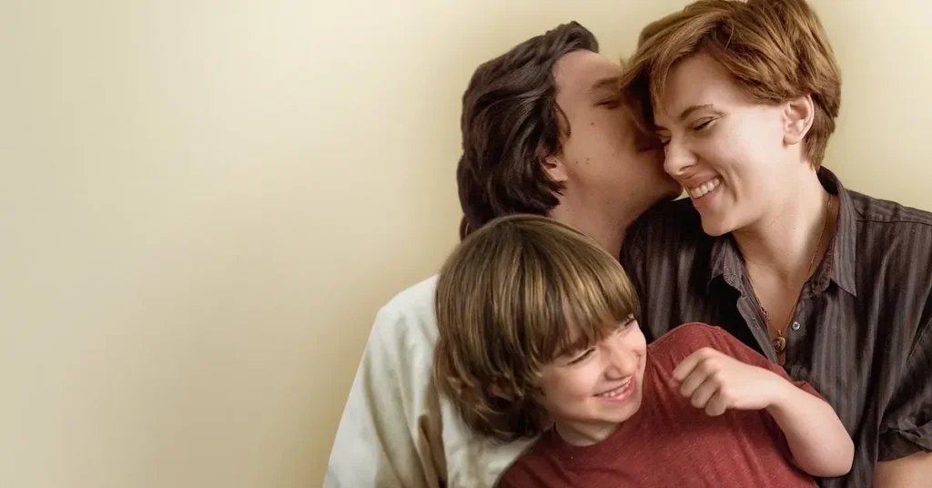 Adam Driver e Scarlett Johansson em cena de História de um Casamento ao lado do filho