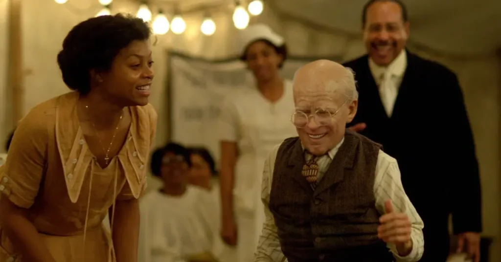 Brad Pitt caracterizado como Benjamin Button em cena de O Curioso Caso de Benjamin Button