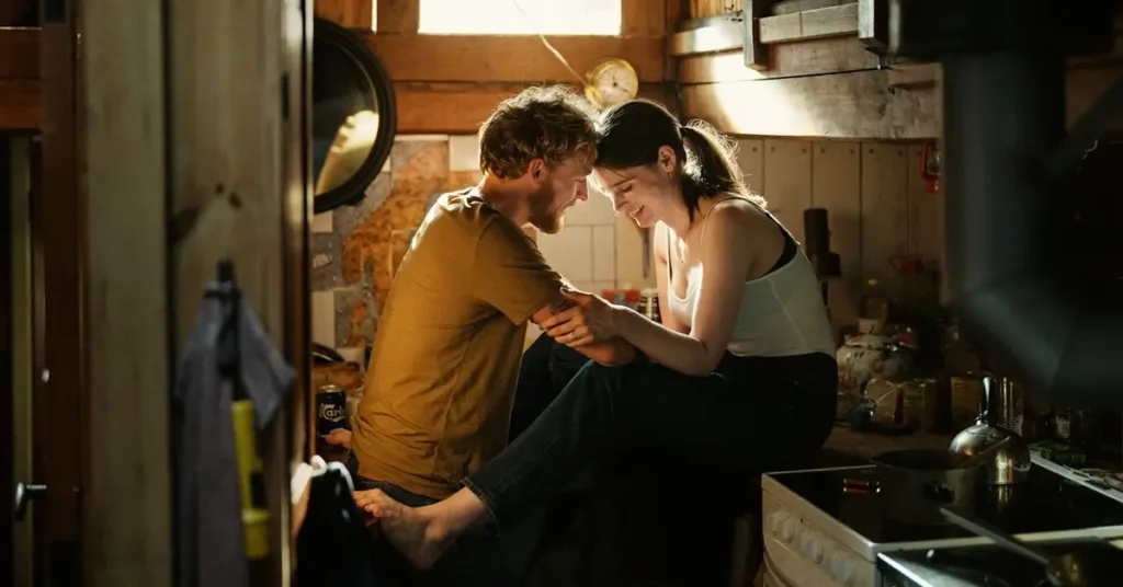 Christopher e Inga Ibsdotter Lilleaas em cena romântica de Uma Linda Vida, filme dinamarquês da Netflix
