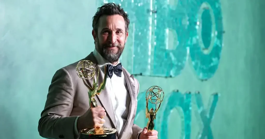 Noah Wyle segura duas estatuetas do Emmy Awards 2026 após vencer por The Pitt