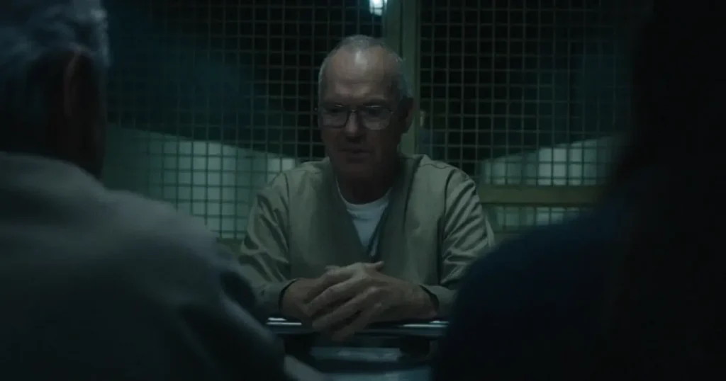 Michael Keaton como Francis Carter em cena de O Homem que Sussurra na prisão