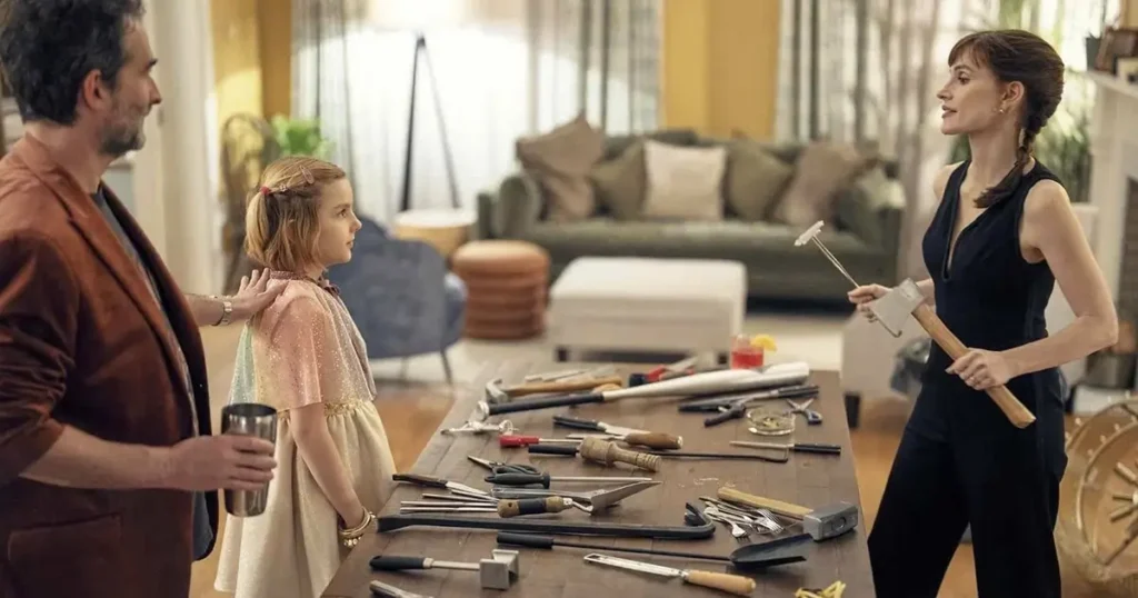 Jessica Chastain, Jay Duplass e Arabella Olivia Clark em cena de Outra Mamãe (2026)