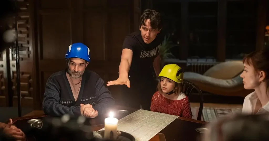 Jay Duplass, Arabella Olivia Clark, Jessica Chastain e Rob Savage em Outra Mamãe (2026)