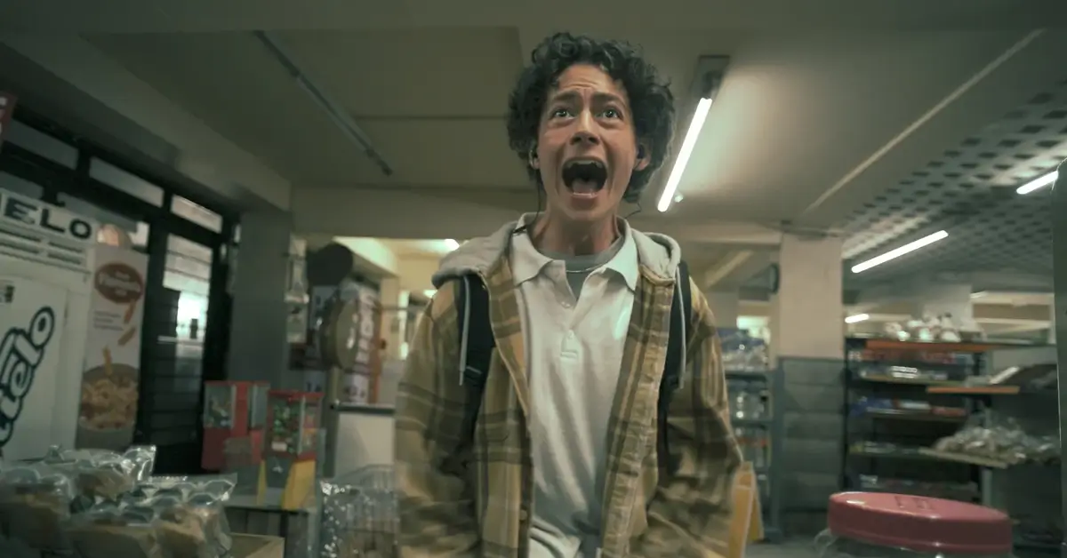 Diego Bernal em cena de Prefiro a Morte, série de zumbis do Prime Video