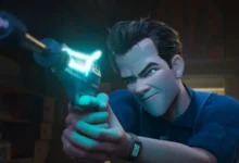 Ray Gunn, personagem dublado por Sam Rockwell, aponta uma arma em cena da animação da Netflix