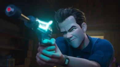 Ray Gunn, personagem dublado por Sam Rockwell, aponta uma arma em cena da animação da Netflix