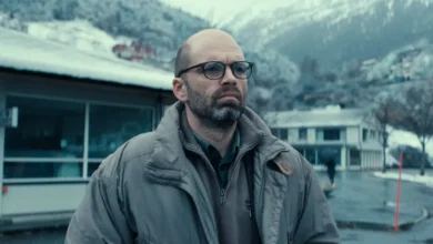 Sebastian Stan em cena do filme Fjord (2026), dirigido por Cristian Mungiu