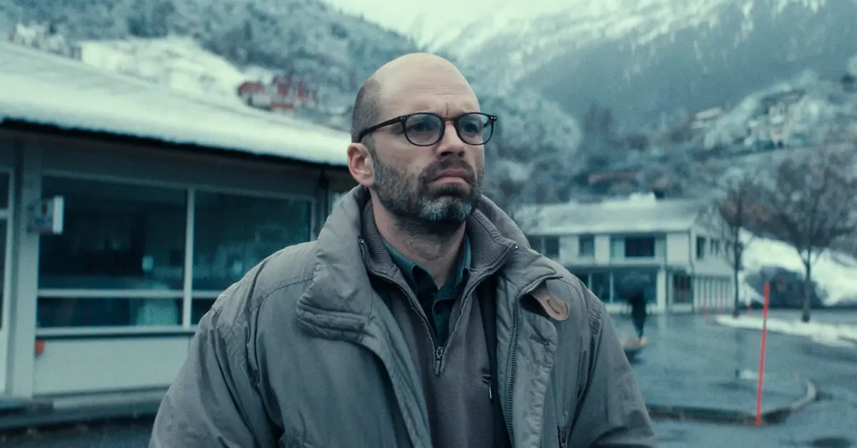 Sebastian Stan em cena do filme Fjord (2026), dirigido por Cristian Mungiu