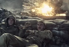 Nicholas Galitzine e Bill Skarsgård em cena de guerra de The Mosquito Bowl (2026), filme dirigido por Chris Stuckmann