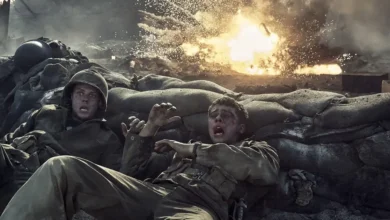 Nicholas Galitzine e Bill Skarsgård em cena de guerra de The Mosquito Bowl (2026), filme dirigido por Chris Stuckmann