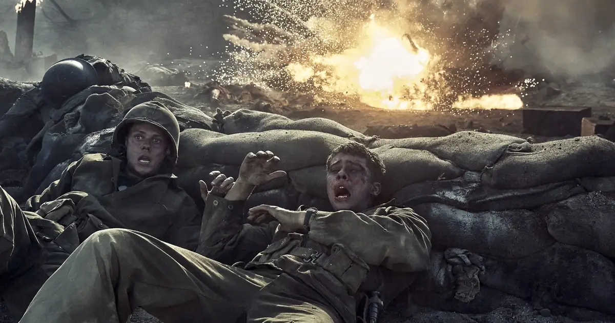 Nicholas Galitzine e Bill Skarsgård em cena de guerra de The Mosquito Bowl (2026), filme dirigido por Chris Stuckmann