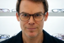 Dexter Morgan usando óculos no teaser da 2ª temporada de Dexter: Ressurreição