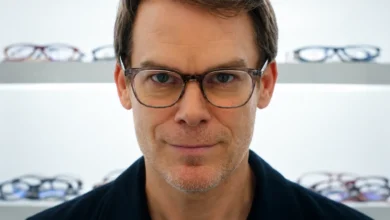 Dexter Morgan usando óculos no teaser da 2ª temporada de Dexter: Ressurreição