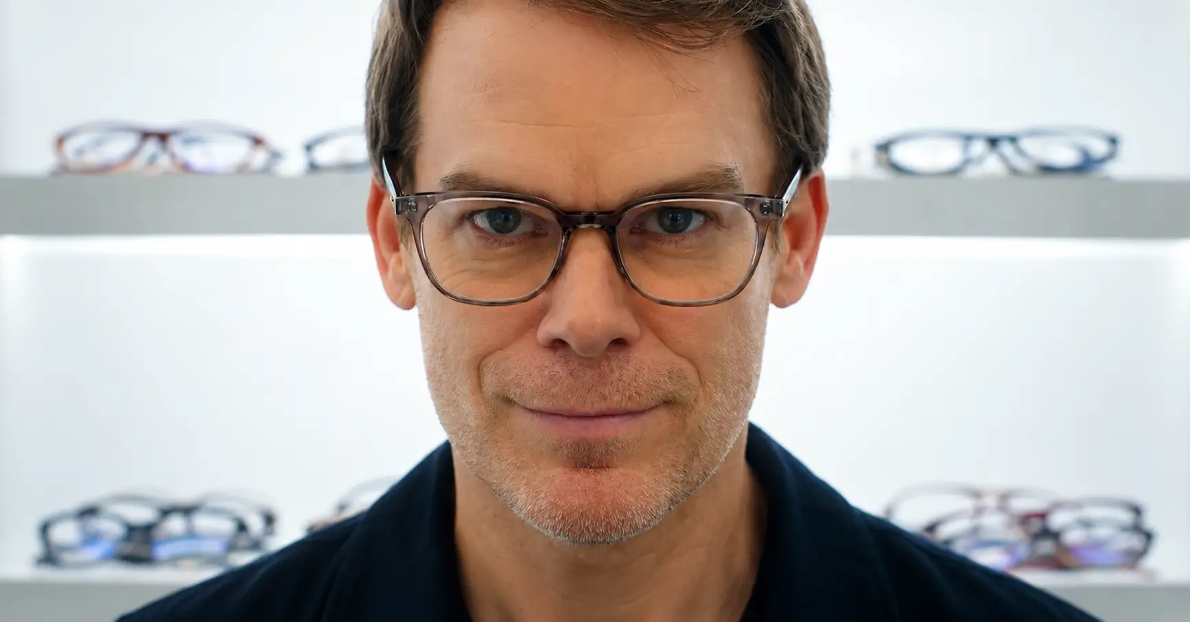Dexter Morgan usando óculos no teaser da 2ª temporada de Dexter: Ressurreição