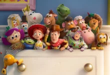 Personagens de Toy Story reunidos em cena do filme da Pixar, com Woody, Buzz Lightyear e Jessie em destaque