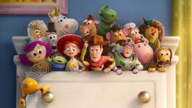 Personagens de Toy Story reunidos em cena do filme da Pixar, com Woody, Buzz Lightyear e Jessie em destaque