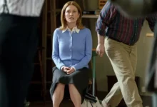 Julianne Moore como Mona Friedman em cena de A Grande Estreia (2026)