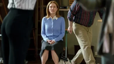 Julianne Moore como Mona Friedman em cena de A Grande Estreia (2026)