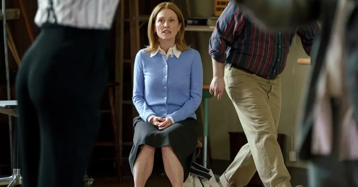 Julianne Moore como Mona Friedman em cena de A Grande Estreia (2026)