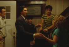 Scarlett Johansson, Roman Engel, Gavin Goudey, Miles Teller e Adam Driver em cena de Tigre de Papel (2026)