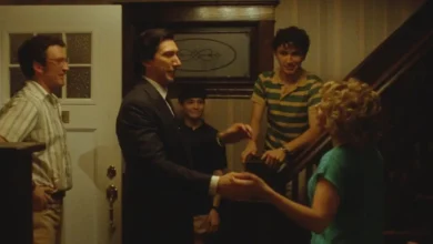 Scarlett Johansson, Roman Engel, Gavin Goudey, Miles Teller e Adam Driver em cena de Tigre de Papel (2026)