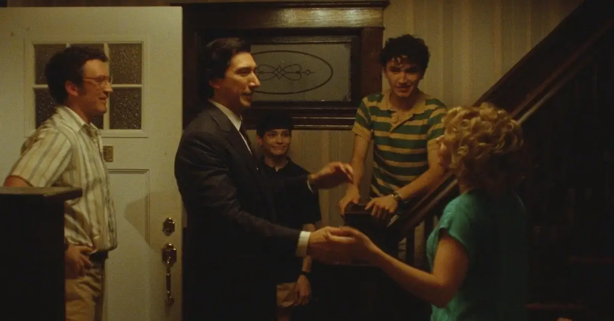 Scarlett Johansson, Roman Engel, Gavin Goudey, Miles Teller e Adam Driver em cena de Tigre de Papel (2026)
