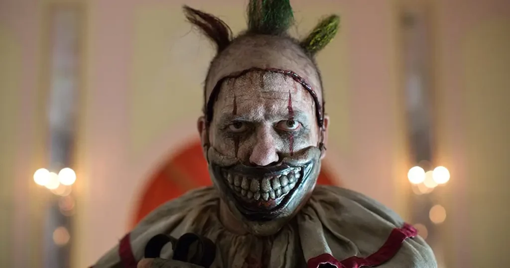 Twisty the Clown interpretado por John Carroll Lynch em American Horror Story Freak Show