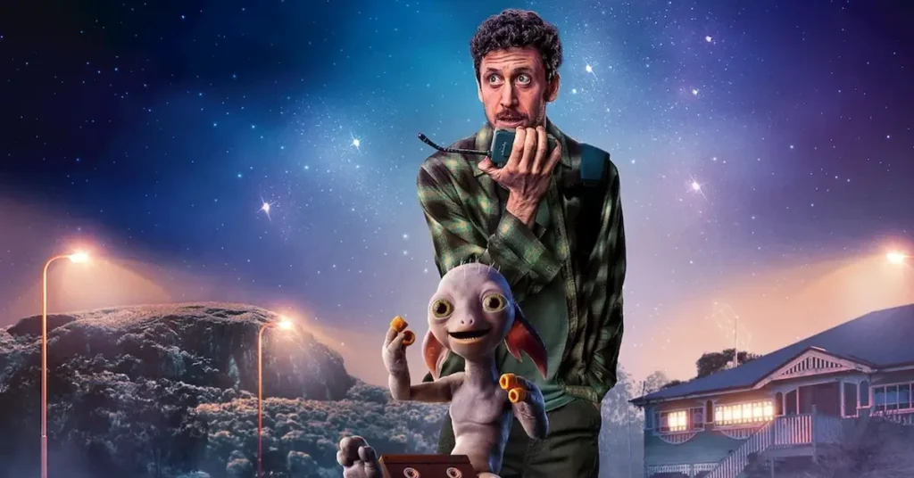 T.J. Power em Allen, ao lado de um alienígena em CGI, em cena do filme australiano da Netflix.