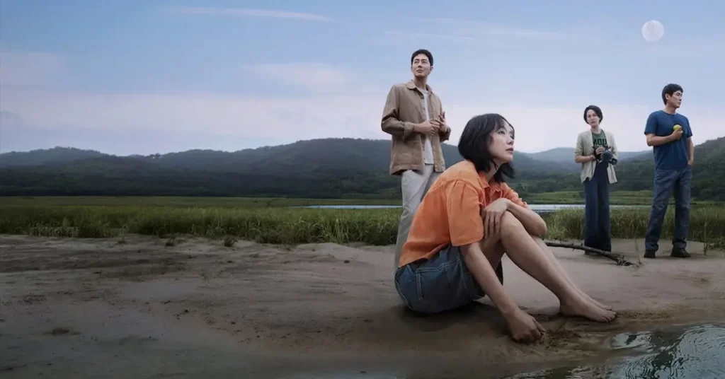 Jeon Do-yeon, sentada em primeiro plano, ao lado de Zo In-sung, Cho Yeo-jeong e Sul Kyung-gu em uma cena do filme Amor Possível (Possible Love).