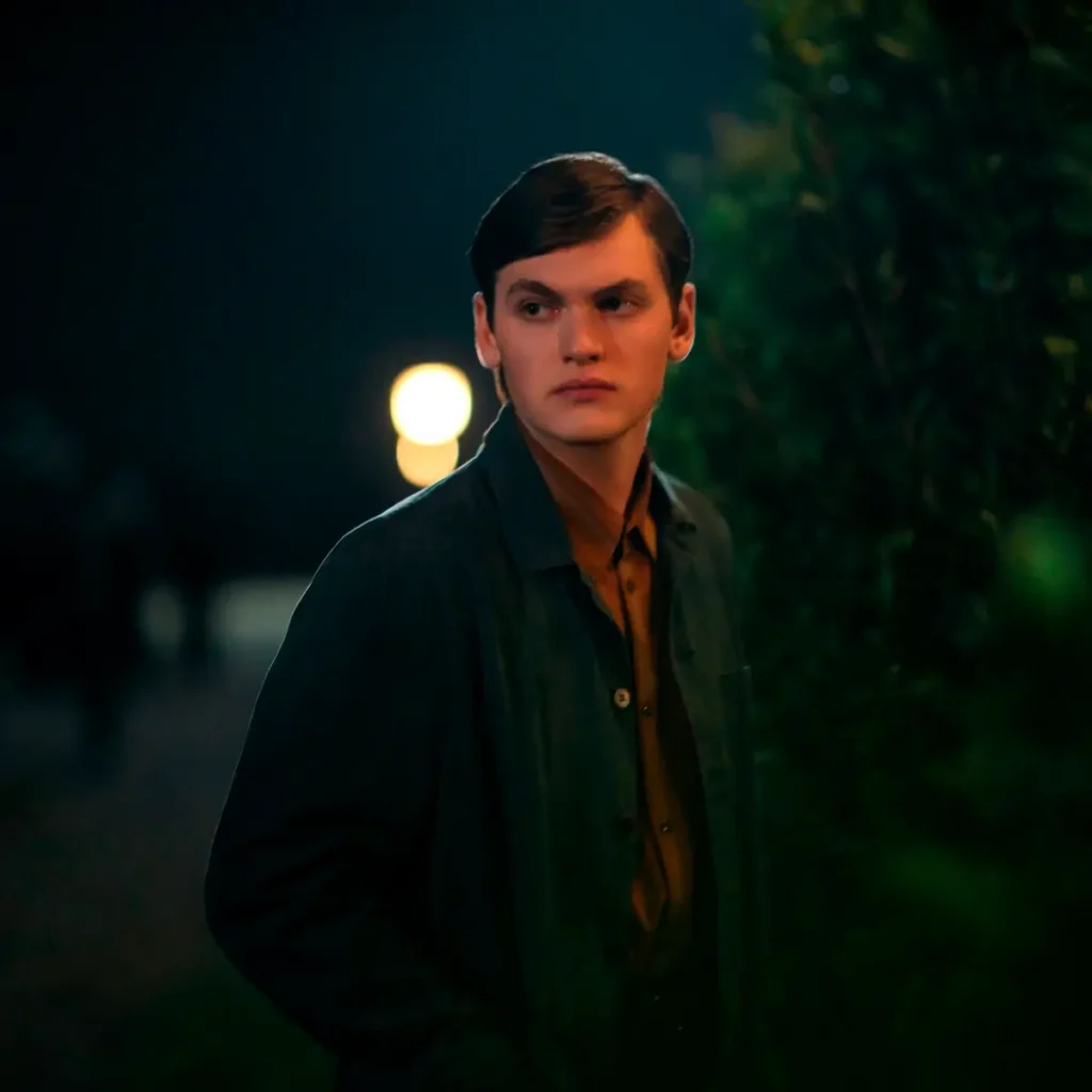 Joe Anders como Aron Trask em A Leste do Éden, minissérie da Netflix