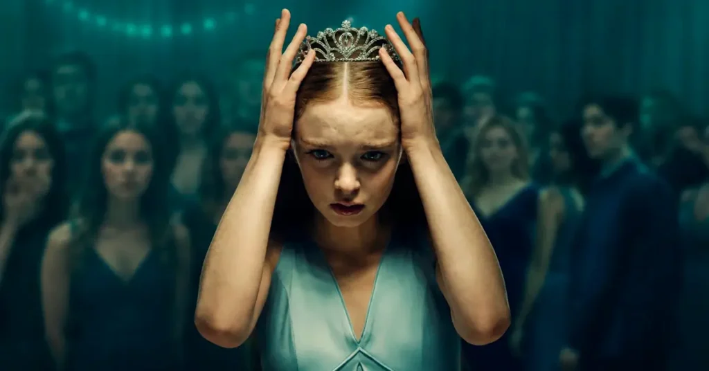 Carrie White interpretada por Summer H. Howell em cena da série