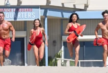 Stephen Amell, Noah Beck, Shay Mitchell e Hassie Harrison correm pela praia com equipamentos de salvamento na série Baywatch (2027).