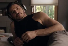Pedro Pascal em cena de Behemoth: Uma Vida Composta em Peças, deitado na cama com fones de ouvido, partituras e anotações ao lado