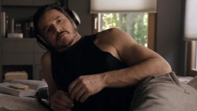 Pedro Pascal em cena de Behemoth: Uma Vida Composta em Peças, deitado na cama com fones de ouvido, partituras e anotações ao lado