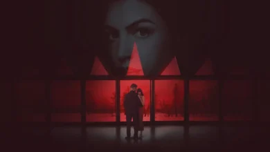 Cena de Verity (2026) com casal diante de janelas e rosto de mulher ao fundo em atmosfera vermelha