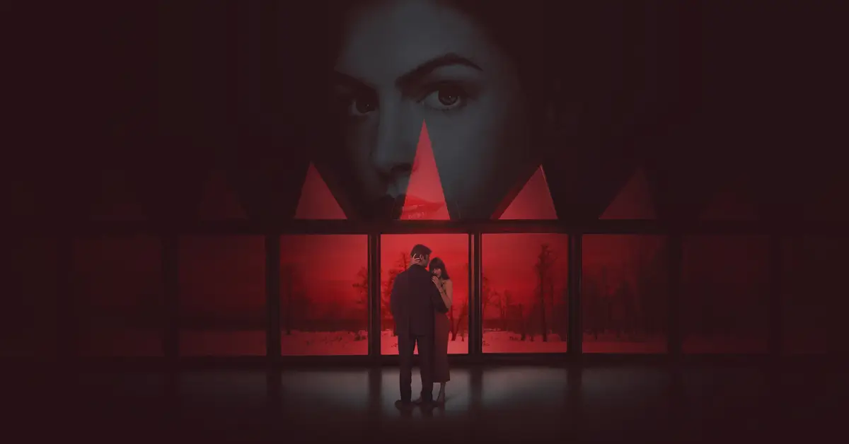 Cena de Verity (2026) com casal diante de janelas e rosto de mulher ao fundo em atmosfera vermelha
