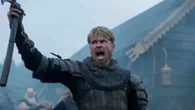 Xavier Molyneux como Erik Bloodaxe empunha um machado em cena da série Bloodaxe (2027).