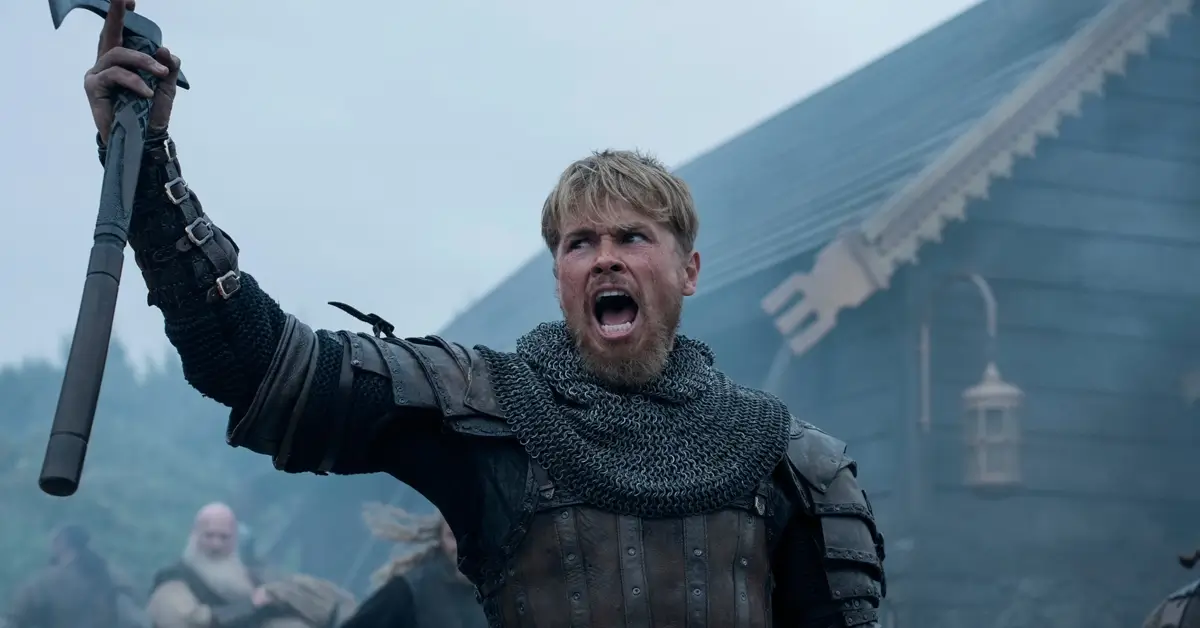 Xavier Molyneux como Erik Bloodaxe empunha um machado em cena da série Bloodaxe (2027).